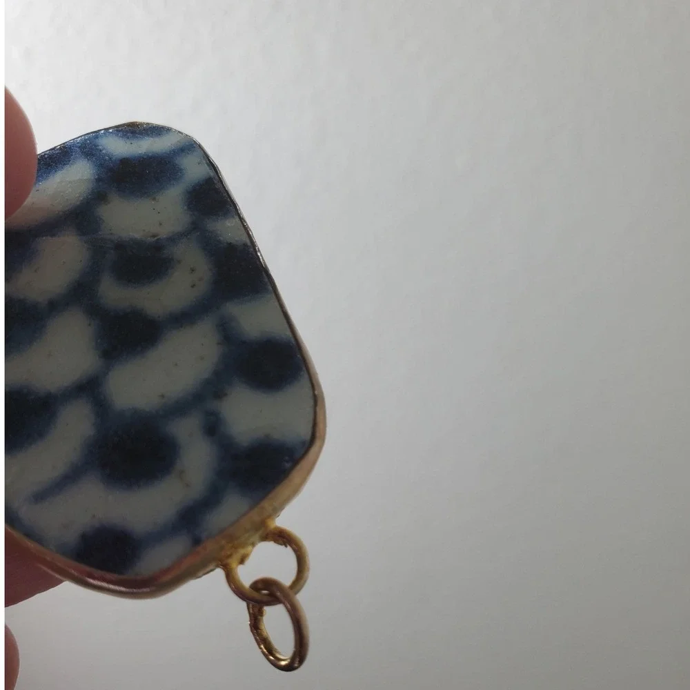 Vintage Repurposed Blue & White Pottery Shard Jewelry Pendant‎ Ming Chinoiserie